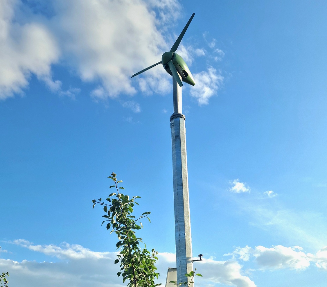 Wind Machine antiheladas instalada en una finca de frutales